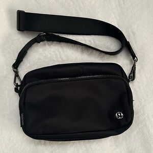 Lululemom Everywhere Crossbody 3L Large
Metal Hardware